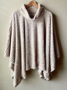 Le Moda Poncho Women's OS Cream Plush Faux Fur Textured Soft Cozy Coat Classy